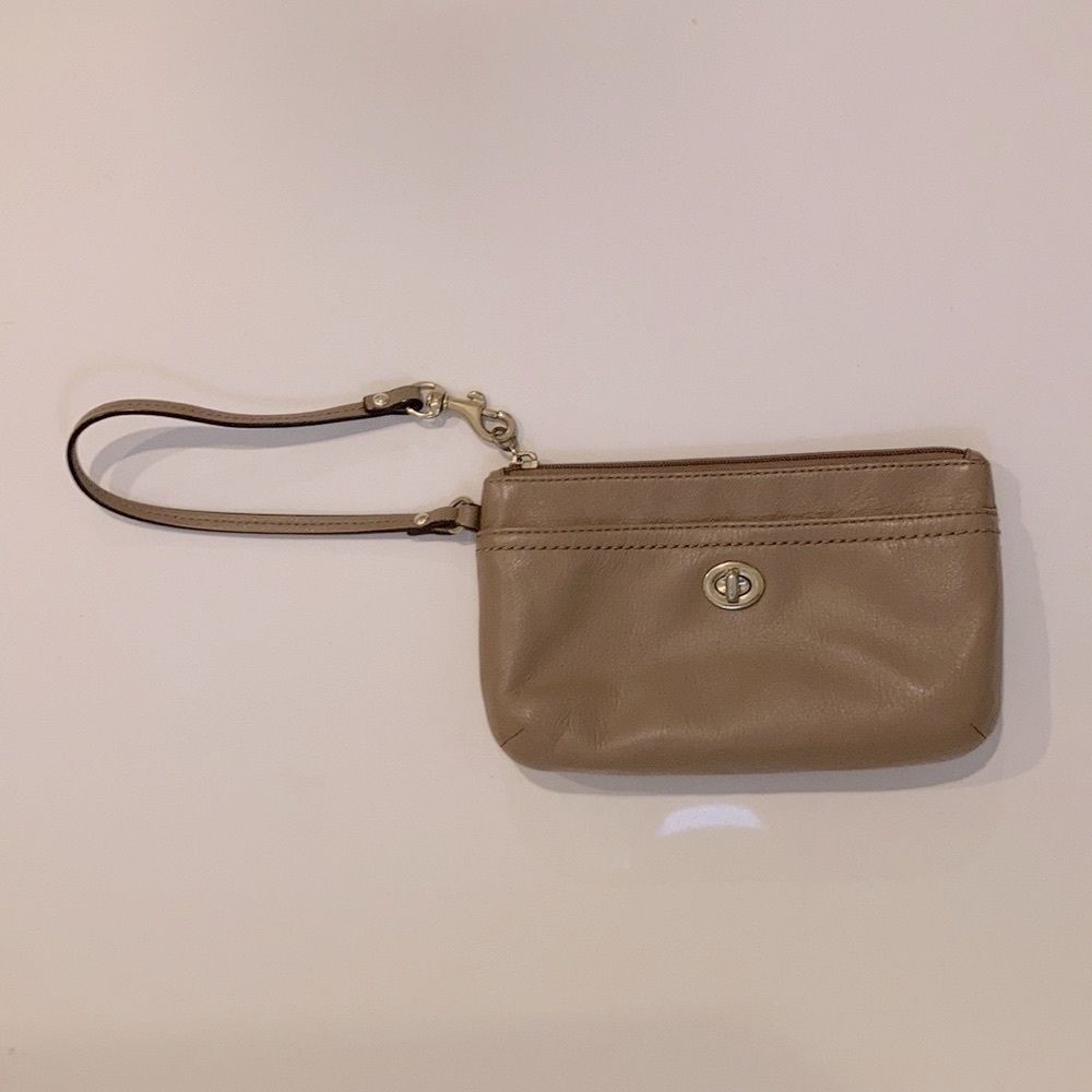 Coach Wristlet Twist Lock. Tan Leather.